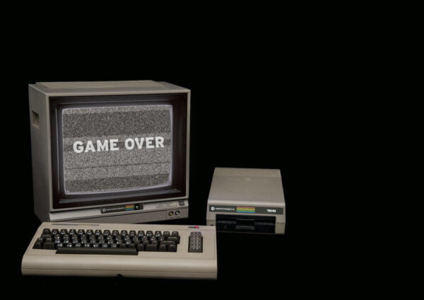 Commondore 64 jonka näytössä lukee "game over"