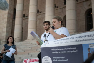 Aida puhuu eduskuntatalon portailla