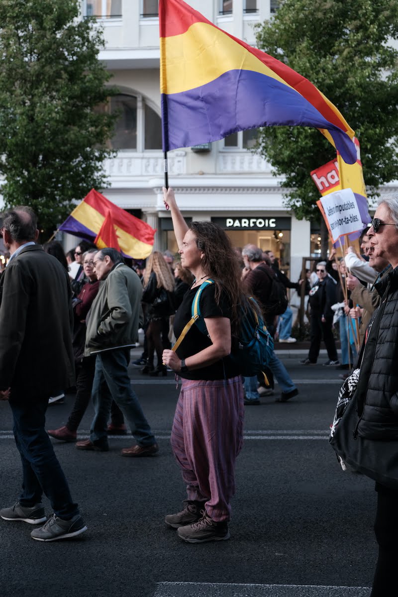 Nainen kantaa Espanjan tasavaltaa symboloivaa lippua