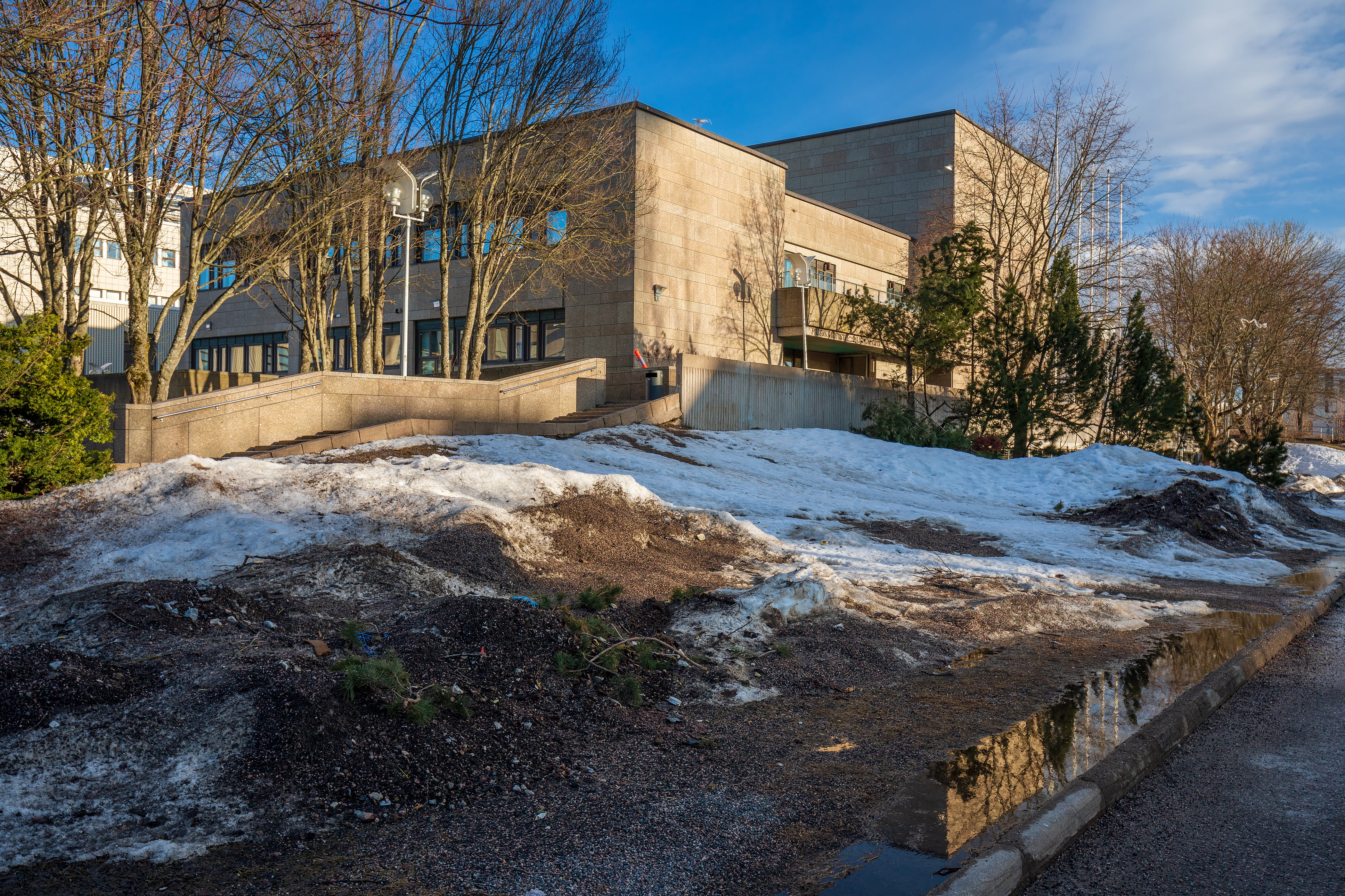 Tikkurilan kirjasto ulkoapäin kuvattuna