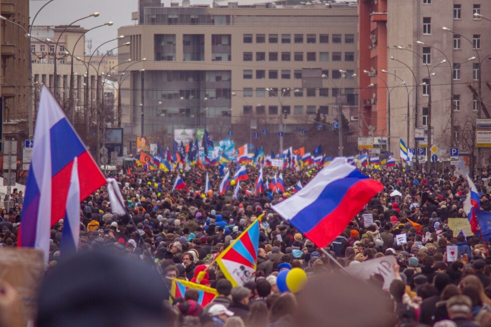 Mielenosoitus jossa ihmiset heiluttavat Venäjän lippuja