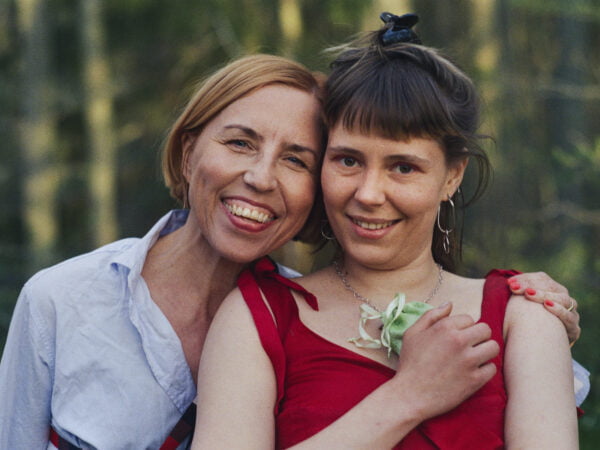 Virpi Suutari ja Minka Virtanen hymyilevät kameralle