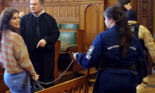Ilaria Salis käsiraudoissa oikeussalissa