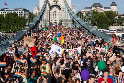 Kuvassa pride-kulkue Budapestissa.