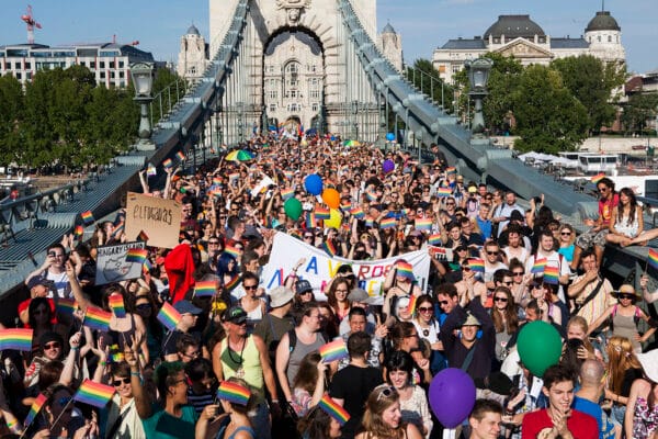 Kuvassa pride-kulkue Budapestissa.