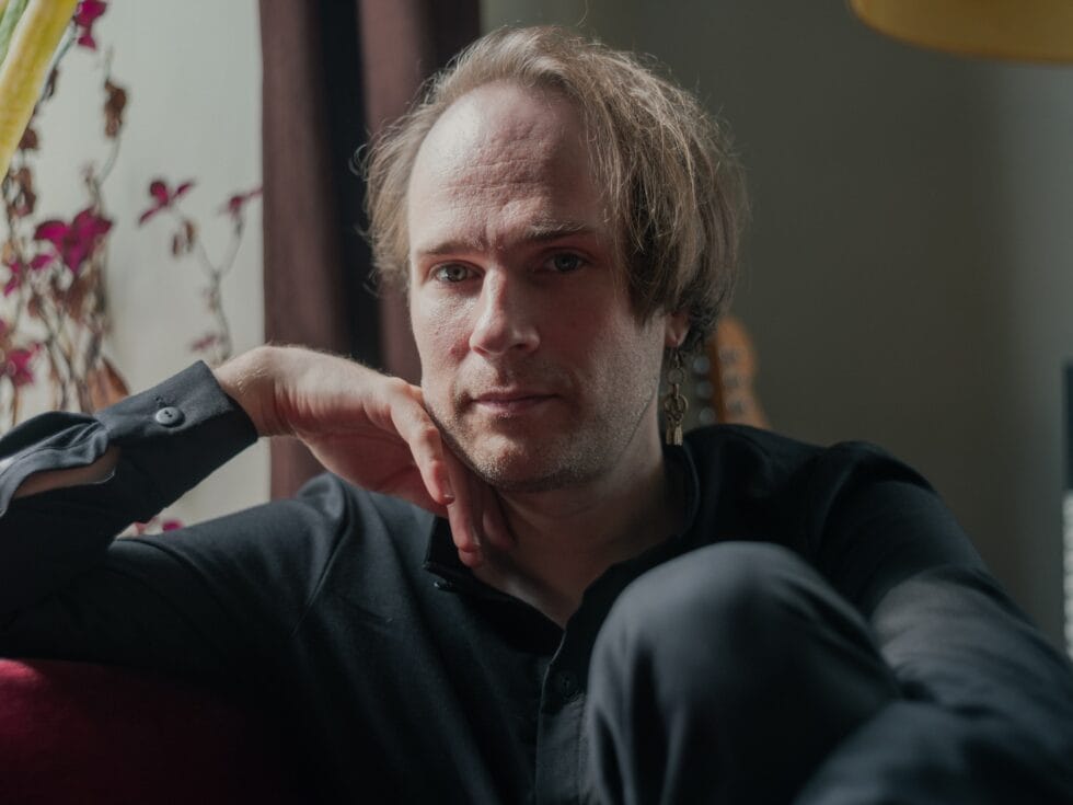Lauri-Matti Parppei katsoo kameraan. Kuvaaja Alexandre Kallio
