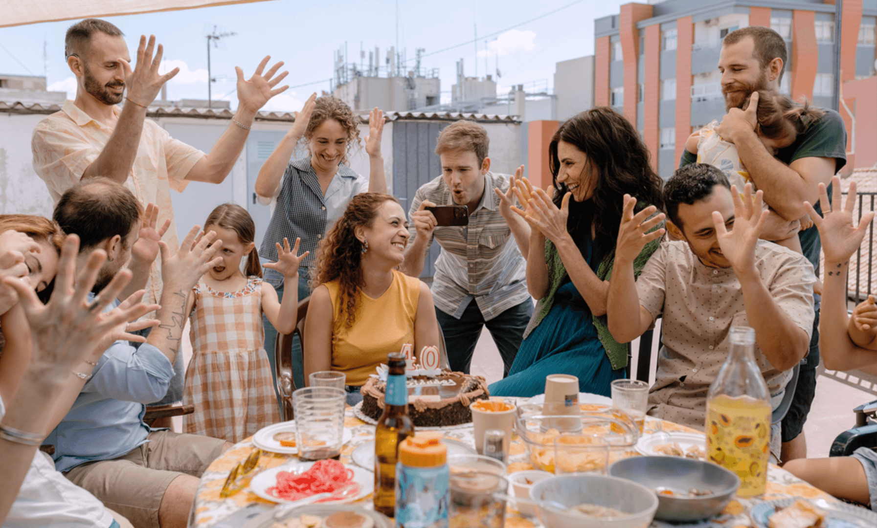 Joukko iloisia ihmisiä antaa viittomakieliset aplodit