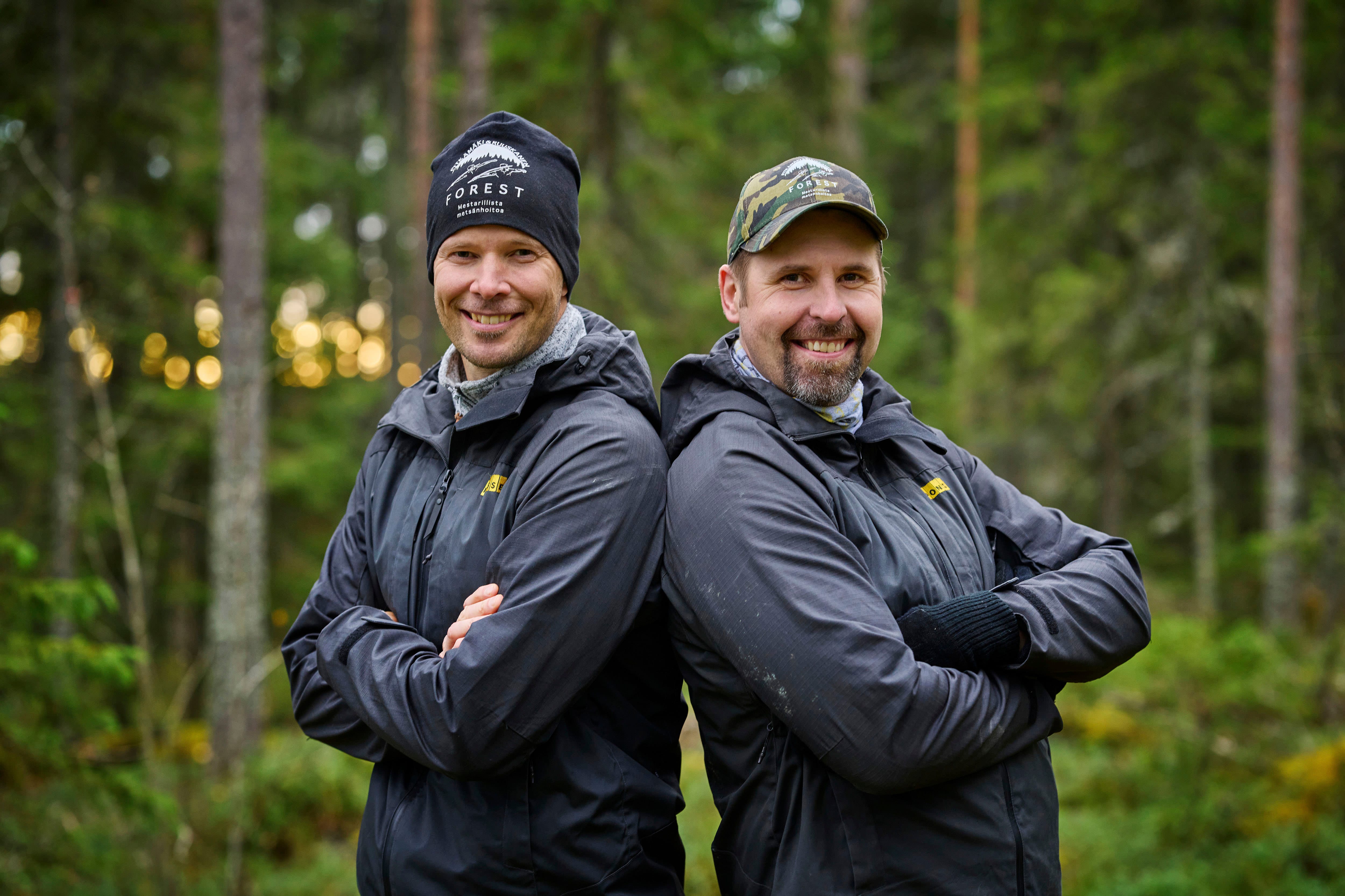 tero pitkämäki ja antti ruuskanen katsovat kameraan