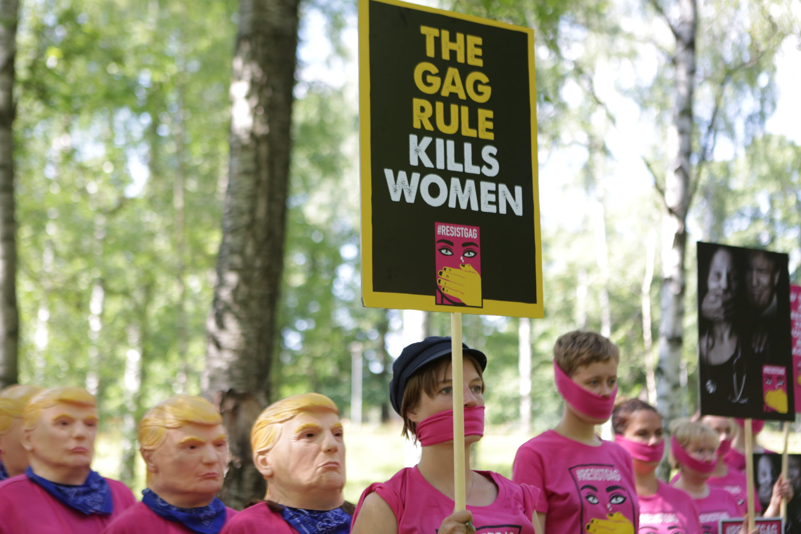 Väestöliiton kansainvälisen kehityksen yksikön johtajan, Elina Korhosen mukaan: ”Globa Gag Rule on ulkopoliittinen määräys. Trump on kuitenkin hyökännyt myös yhdysvaltalaisten naisten aborttioikeutta vastaan – esimerkiksi yhdysvaltalaisille aborttiklinikoille on tullut erilaisia määräyksiä ja säännöksiä jotta ne saavat jatkaa toimintaansa. Kalliiden ja aikaa vievien rekisteröitymissäädösten takia yli 150 klinikkaa on jo tähän mennessä jouduttu sulkemaan. Lisäksi Trump lopetti kattavia ehkäisypalveluita ja -neuvontaa ympäri Yhdysvaltoja tarjonneen Planned Parenthood -järjestön rahoituksen.”