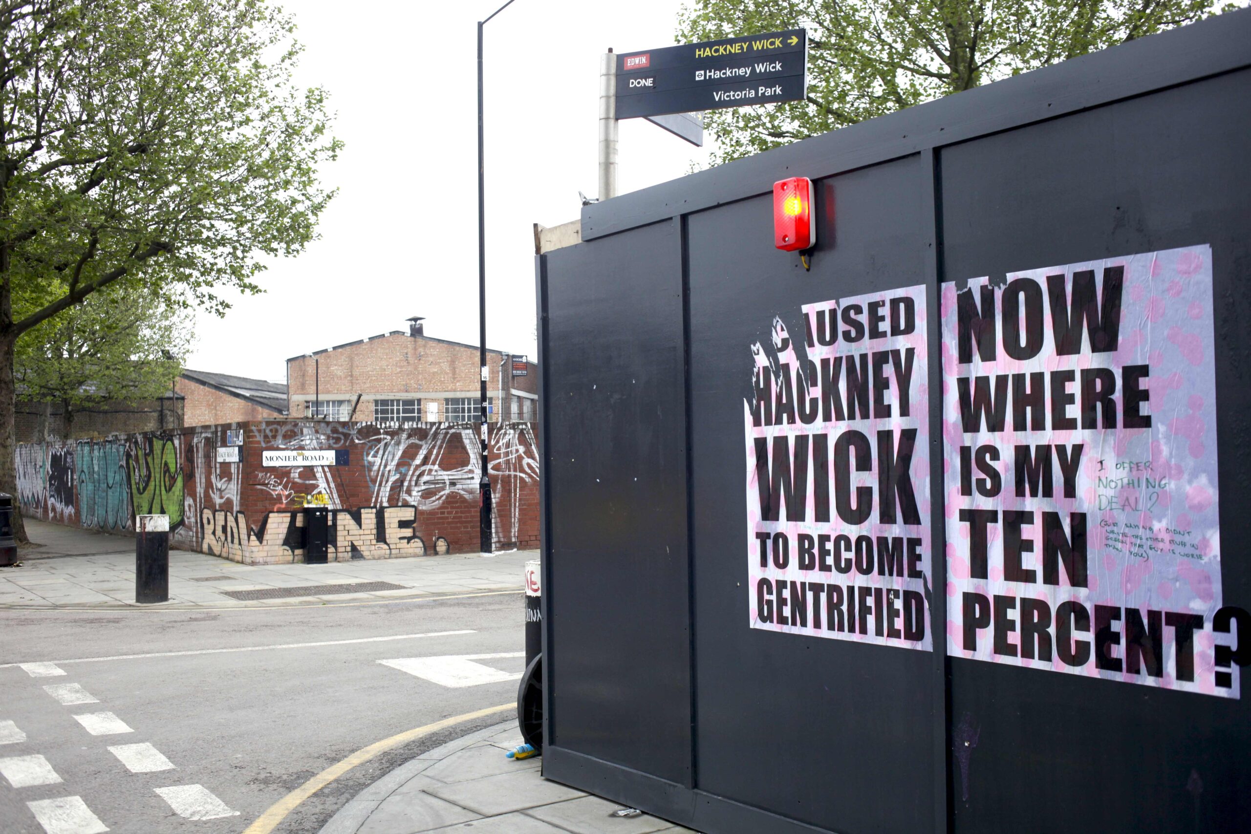 "We caused Hackney Wick to become Gentrified. Now Where's my ten percent?" Juliste Hackney Wickissa. Kuva: Sara Kärpänen