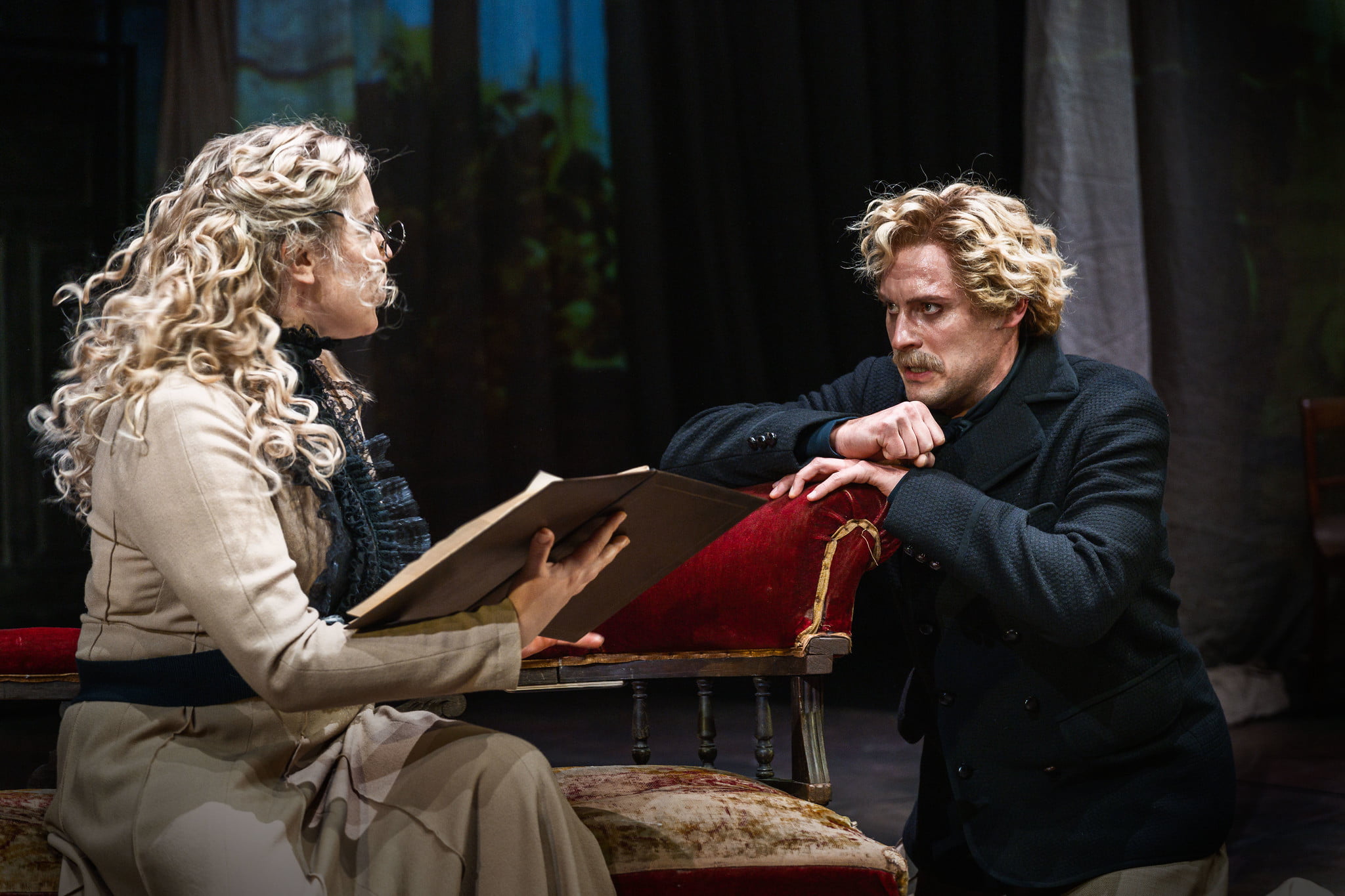 Lou Salomé (Linda Hämäläinen) ja Rainer Maria Rilke (Toni Harjajärvi) tapailevat suhteensa suuntaa.