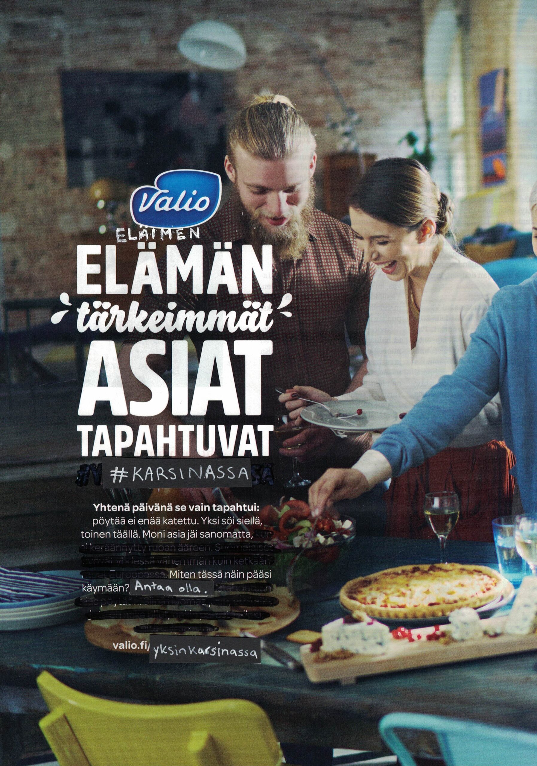 Karsinassa-teos on ensiluokkainen esimerkki vastamainostyöpajoissa käytetystä yksinkertaisesta tekniikasta, jossa pienillä korjauksilla saadaan käännettyä alkuperäisen mainoksen merkitys päälaelleen. Poistamalla ja lisäämällä sanoja saadaan ohjattua katsojan huomio aiheeseen, josta alkuperäinen mainostaja mieluummin vaikenisi.