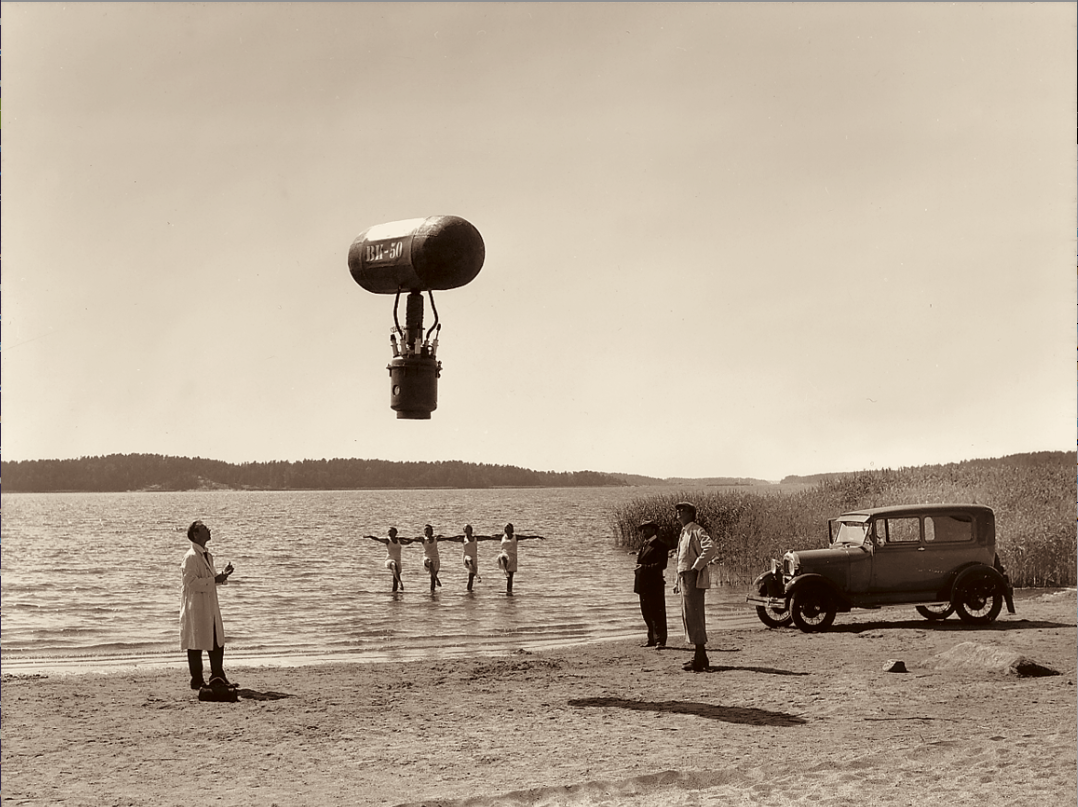 Vuonna 1915 massiivisten revontulien ­huumaama Pärre Bonk teoretisoi elektromagneettiset aallot, jotka hän nimesi Van Goghin kentäksi. Nämä aallot yhdessä kosmisten säteiden kanssa antavat tarvittavan nosteen Bonkin meteorologiselle BK-50-pallolle. 