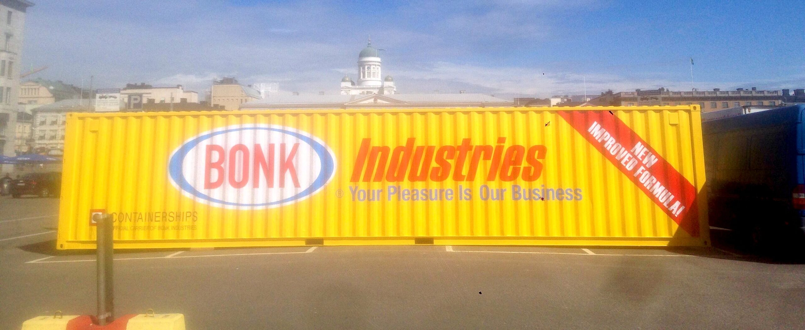 Tämä ei ole kontti. Bonk Expo on levinnyt myös kaupungintalon ulkopuolelle, Kauppatorille. Kuten Bonkin defunktionalisoitujen koneiden ja ratkaisujen linjaan kuuluu, tällä kontille ei ole mitään konkreettista funktiota., Tämä onkin herättänyt keskustelua (kuten taiteen kuuluukin). Esimerkiksi Helsinki Bike Tours on anonut lupaa tuohon samaan paikkaan sijoitettavalle kontille, jota käytettäisiin turisteille vuokrattavien polkupyörien säilyttämiseen. Lupaa ei pyöräyrittäjille ole hellinnyt. On selvää, että taidetta ja liiketoimintaa ei tule vertailla keskenään eikä asettaa tarpeettomasti vastakkain. Siltikin merelliseen miljööhön sopiva Bonk-kontti muistuttaa, että kyllähän tuohon yritystoimintaa tukeva väliaikainen konttikin sopisi oikein somasti. 