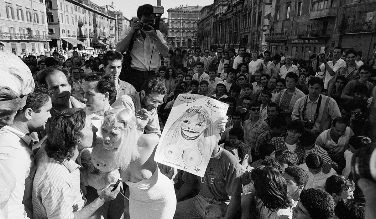 Cicciolina ja kannattajat. Meno on kuunnollista.