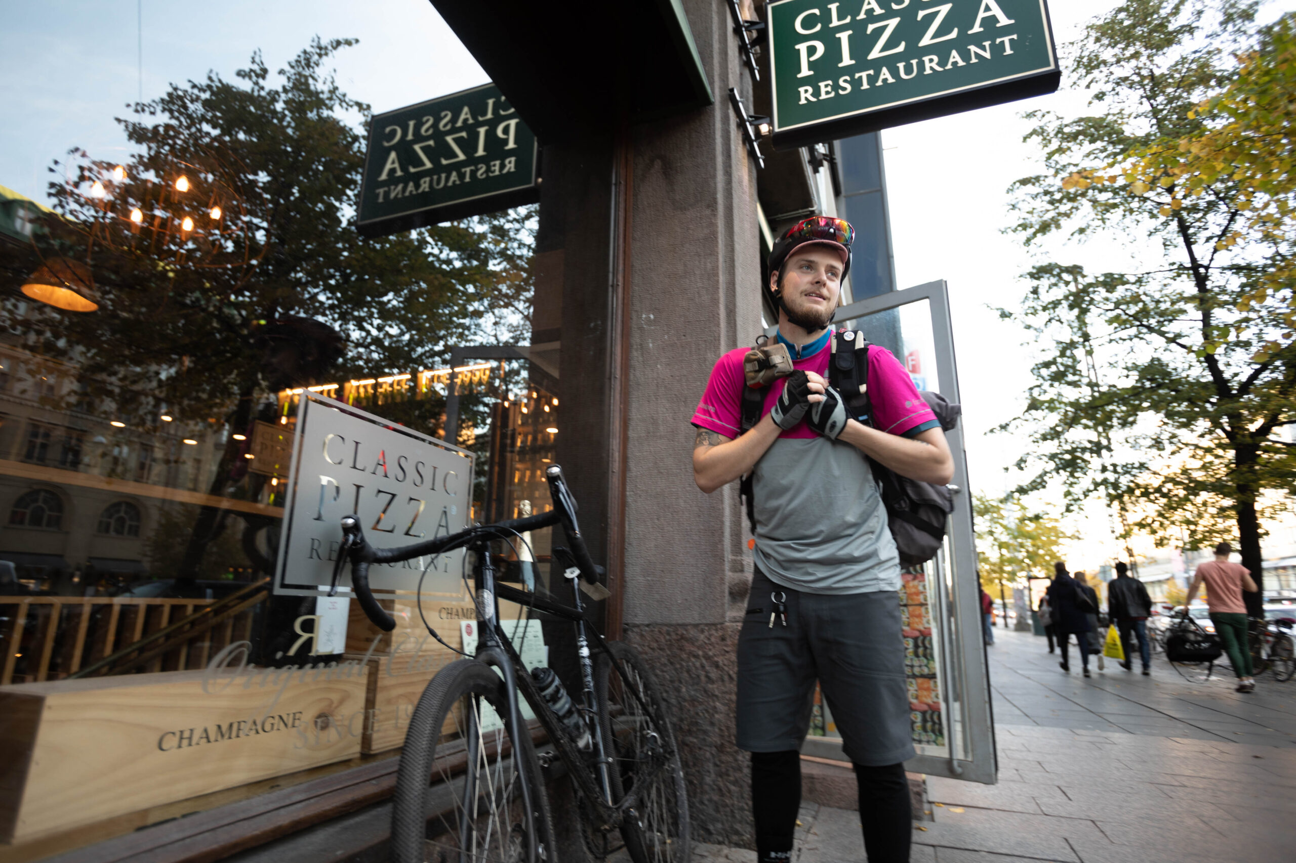 Foodoran omistaa saksalainen Delivery Hero -niminen yhtiö. Foodora lopetti hiljattain toimintansa Australiassa. Yhtiön vetäytymiseen markkinoilta vaikuttivat todennäköisesti sitä vastaan nostetut syytteet liittyen työntekijöiden kohteluun. Foodora on perustettu vuonna 2014, ja yritys toimii tällä hetkellä yhdeksässä eri maassa. Yritys kertoo verkkosivuillaan toimivansa Suomessa Helsingin lisäksi Espoossa, Turussa, Tampereella ja Jyväskylässä. 