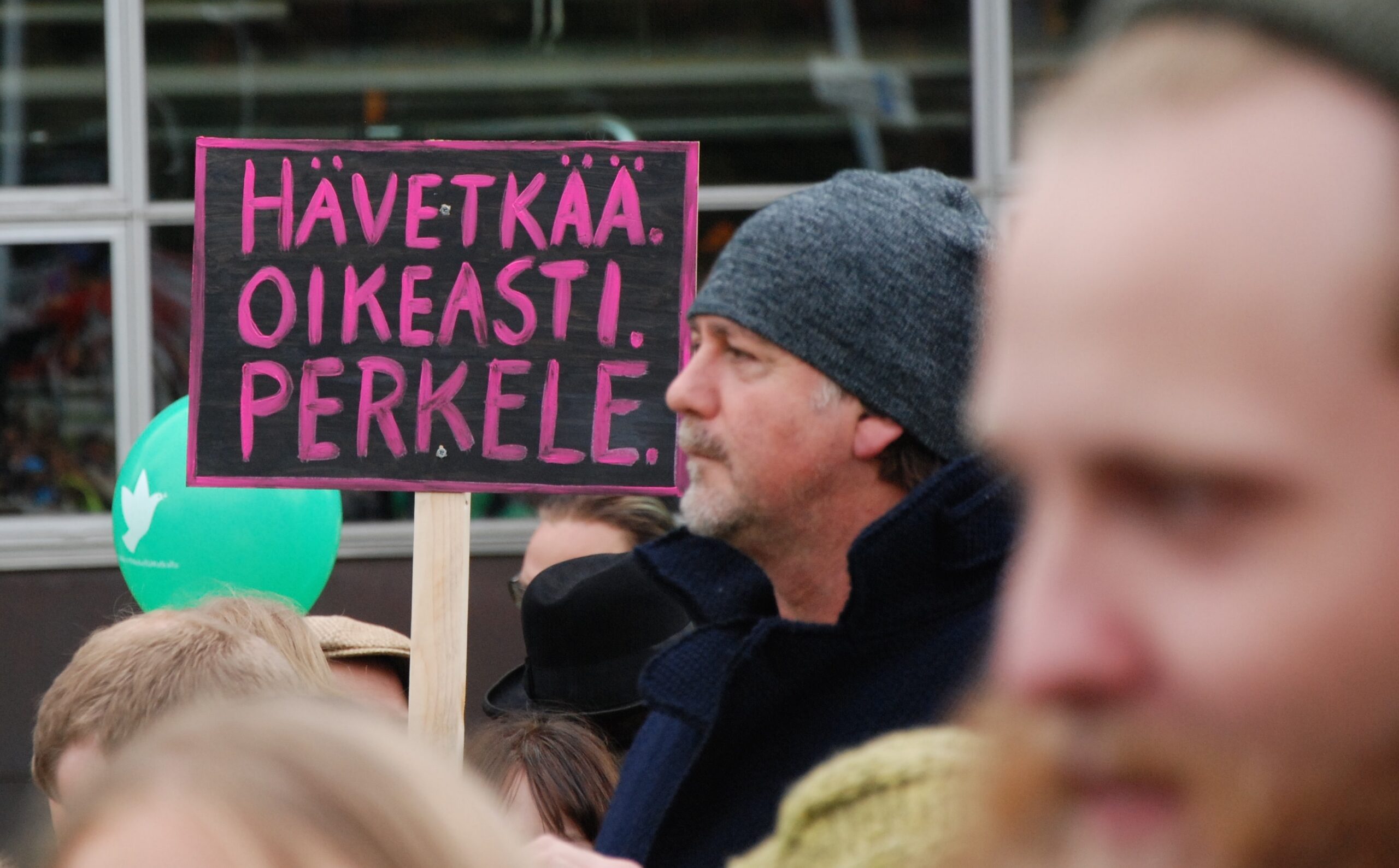 En voi muuta kuin kysyä, kuinka te kehtaatte ja kyllähän te kehtaatte.
