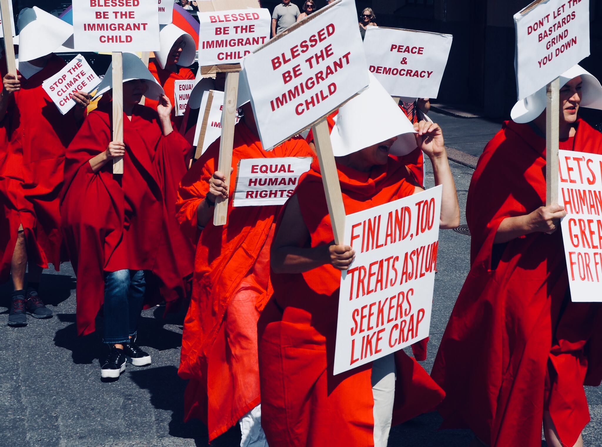 Samoihin aikoihin, kun #resistgag-mielenosoitusta harjoiteltiin, järjestettiin Helsingissä myöskin Helsinki Calling! -mielenosoitus. Mielenosoituksen häntäpäässä oli joukko Handmaid's Tale -sarjasta tuttuja hahmoja. Sekä nämä Handmaid's Tale -että #resistgag-mielenosoittajat kiinnittävät huomiota samaan asiaan – naisten oikeuksien rikkomiseen Yhdysvalloissa. KUVA: Tommy Lindgren