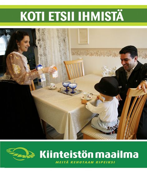 Irmeli Huhtala kertoi vuonna 2007 Koti etsii ihmistä -teossarjan tekemisestä: “'Olisin halunnut ottaa yritykset ja heidän mainoksensa mukaan semmoisinaan tähän näyttelyyn ja vilpittömästi heiltä yhteistyötä kysyin.' Kaikki ei kuitenkaan mennyt suunnitelmien mukaan. 'Olin yhteydessä Kiinteistömaailmaan. Neuvottelin kiinteistöfirman markkinointipäällikön kanssa mahdollisuudesta käyttää heidän mainostaan pohjana yhdelle työlle. Puhelimessa hän oli kiinnostunut ajatuksesta ja lupasi keskustella asiasta johtoryhmän kanssa.' Myöhemmin Huhtala kuitenkin sai ilmoituksen, että mainoksia ei voi käyttää tällaisessa tarkoituksessa, vaikka kyseessä oli taidenäyttely." 