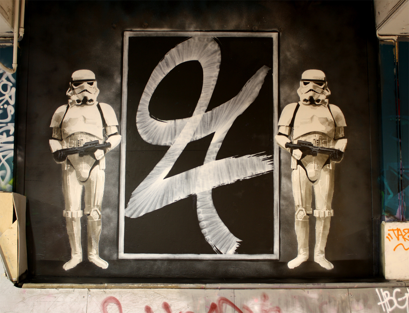  The Empire Strikes Back! -teos parin vuoden takaa.