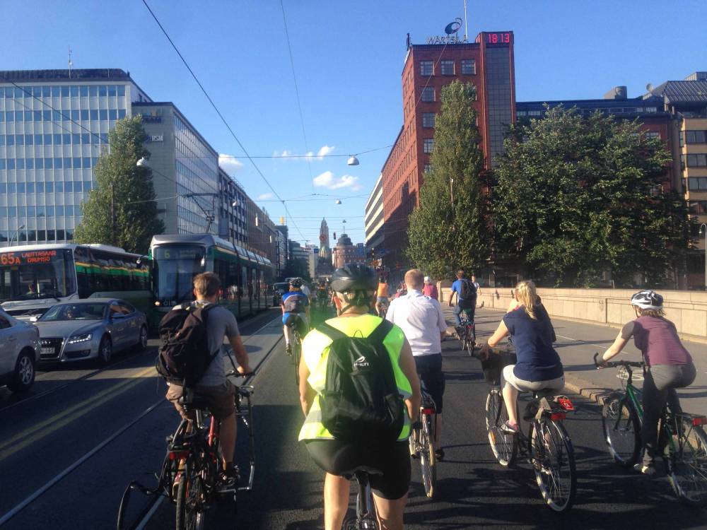 Kuva viime kesänä Hämeentiellä ajetulta Kriittiseltä pyöräretkeltä. Tuolla retkellä muiden joukossa polki myös Hollannin suurlähettiläs, joka puolestaan kannusti Helsinkiä panostamaan pyöräilyn edistämiseen.