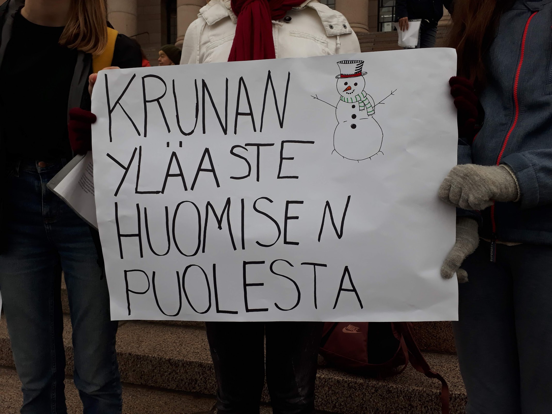 Kruununhaan yläasteen oppilaiden itse perustama ilmastoryhmä oli mukana mielenilmauksessa eduskuntatalon portailla lokakuussa 2018.