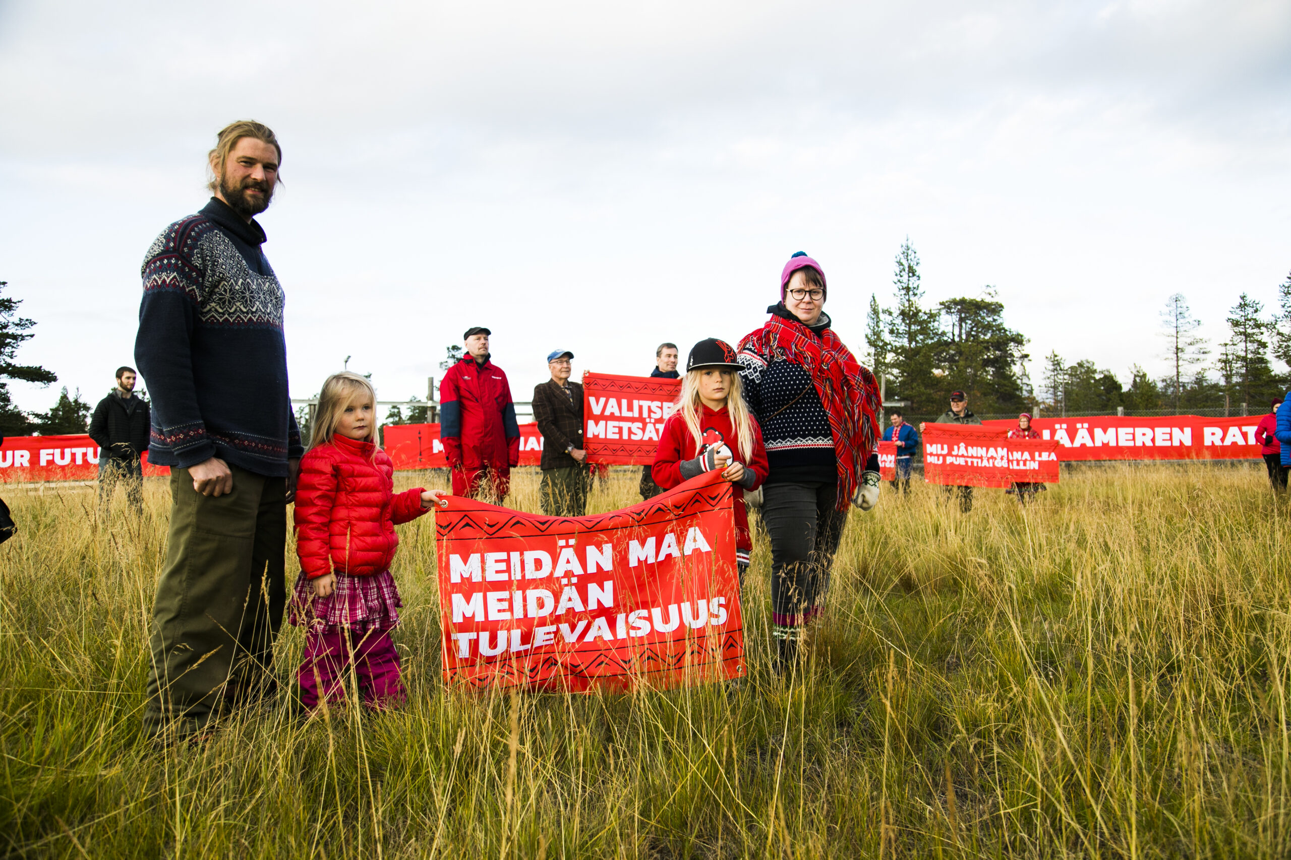 Lapset ovat tulevaisuus ja siksikin on oikein, että lapset osallistuivat Red Line -mielenosoituksiin. Oheinen perhe saapui paikalle Sevettijärvellä.
