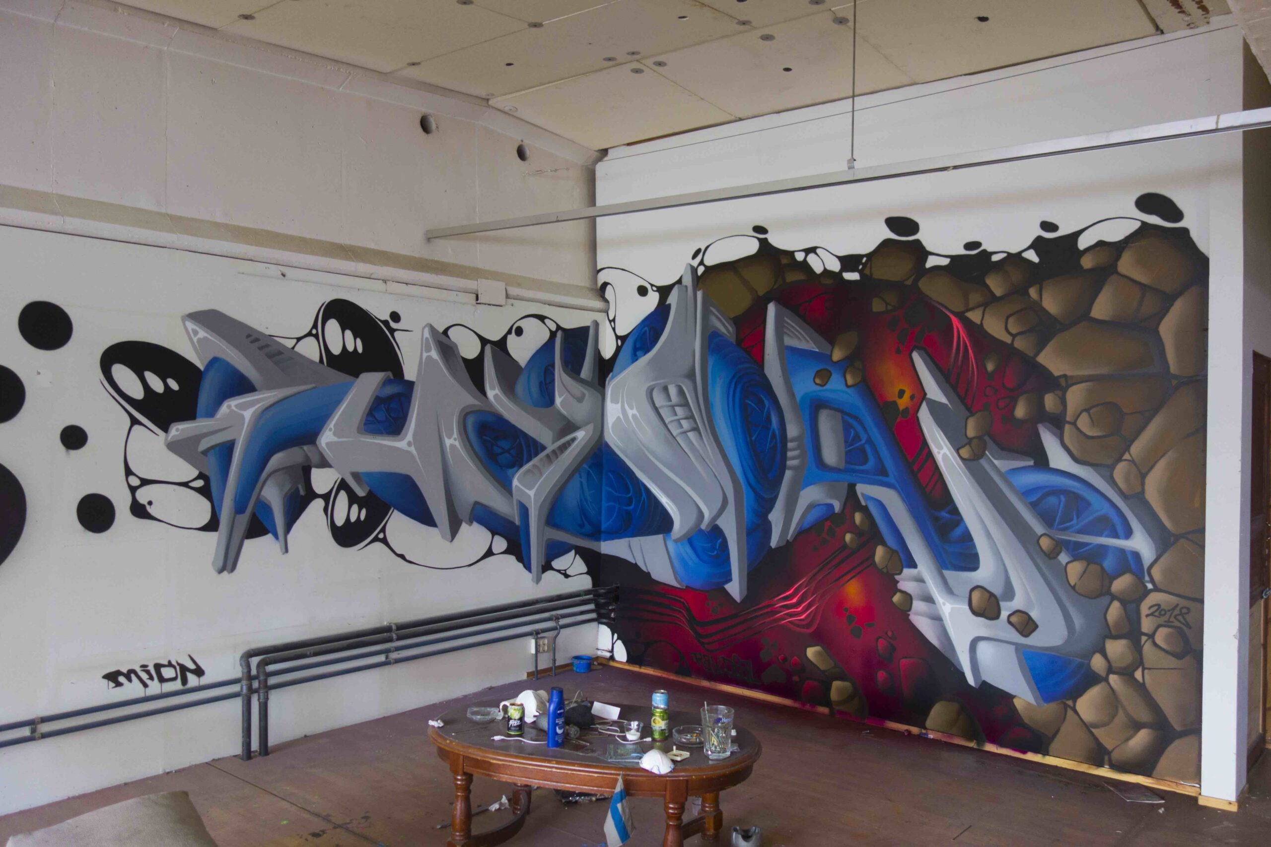MION koettelee graffitin rajoja (ja luettavuutta) scifi-futuristisella typografiallaan. 