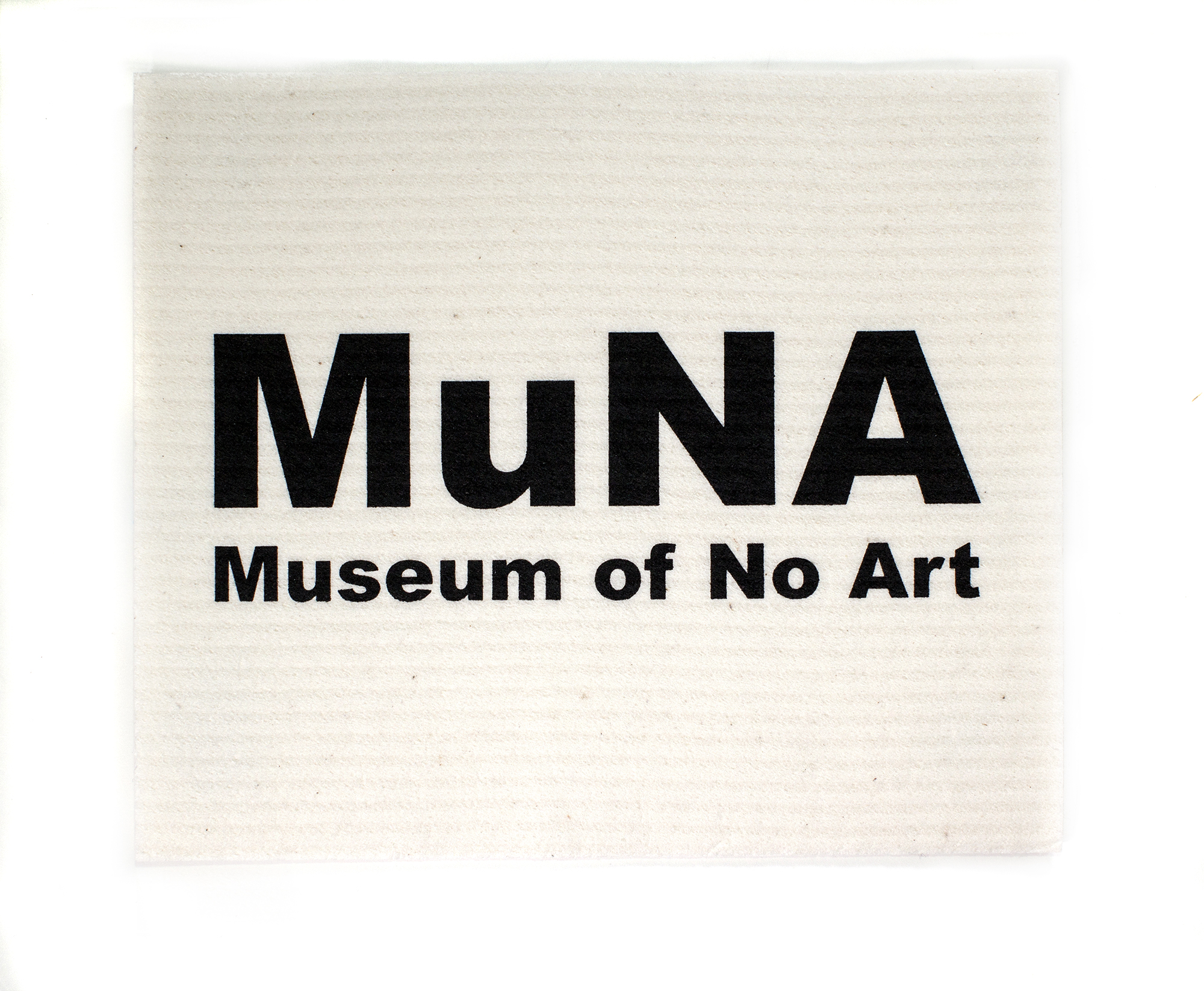 Riiko Sakkisen MuNA – Museum of No Art -näyttelyn muodosti turhanpäiväisiä, MuNA-logolla varustettuja muistoesineitä myyvä museo-kauppa. Valikoimassa oli tiskirätin (kuvassa) ohella muun muassa pehmonalle, mitta-nauha, kertakäyttösadetakki ja purukumipakkaus.