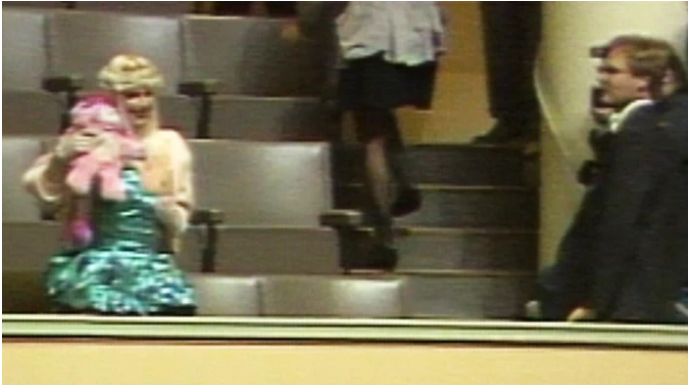 Kukapa ei muistaisi sitä, kun poliitikko, jolla on todistettavasti rinta, kävi Suomen eduskunnassa. Päätoimittajat pohtivan, oli järkyttävää.