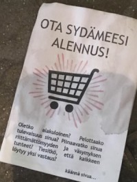 Kultaisen ostoskärryn seurakunnan jäljiltä shoppailijoiden taskuista – ja kauppakeskuksen lattialta – löytyy vihkosia.