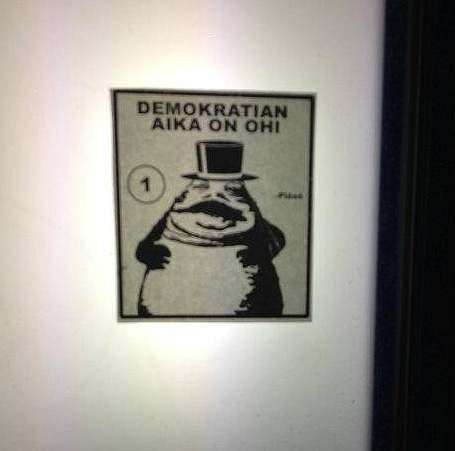 Kunnallisvaalikampanjaan kuului isojen mainostaulujen lisäksi myös piemempiä mainoksia, joita jettiin ns. guerrilla-taktiikoilla.