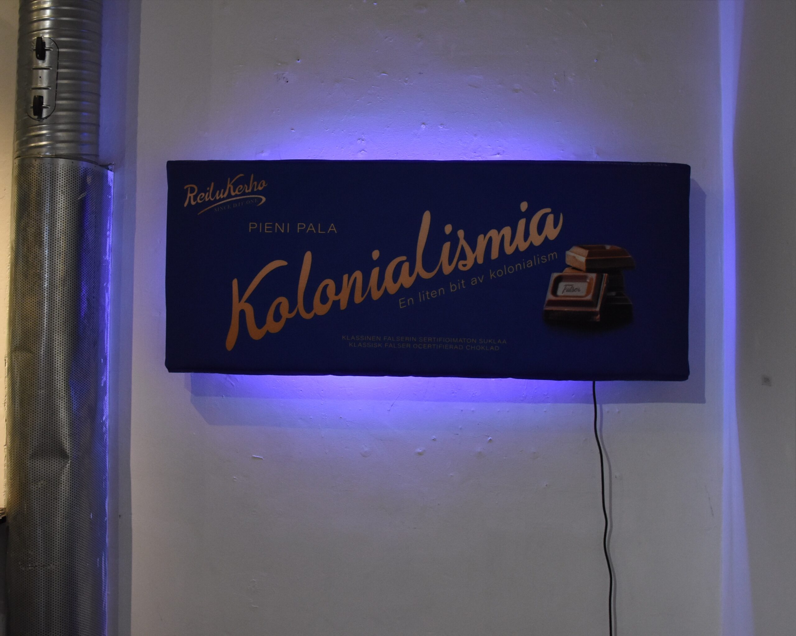 Häiriköt järjesti näyttelyn Helsingin Kaapelitehtaalla järjestetyt media-, taide- ja kulttuurialat yhteen tuoneessa Lift-tapahtumassa. Tämän teoksen saatteeseen kirjoitin muun muassa seuraavan huomion: "Suomen juhliessa 100-vuotista itsenäisyyttään ilmoitti Fazer sinisten suklaalevyjensä kääreissä, että kyseinen levy on 'Pieni pala suomalaisuutta'. Tämä linjaus oli röyhkeä, mutta hyvinkin mahdollisesti totta. Onhan kyseessä yksi ikonisimmista suomalaisista tuotteista. Mikäli hyväksymme ajatuksen suklaalevystä suomalaisuuden ytimessä, joudumme kasvotusten myös kolonialismin kanssa. Kuten tunnettua, Suomessa ei tuoteta kaakaopapuja ja tuo suomalaisuuden palan tärkein ainesosa tuodaan meille globaalista Etelästä. Onkin tärkeää ymmärtää, että meidän vauras elämäntapamme perustuu suomalaisen sisun, ahkeran työvoiman ja viisaan pääoman ohella myös halpatyövoimaan ja halpoihin raaka-aineisiin. Näitä raaka-aineita on rahdattu meille muun muassa entisistä siirtomaista ehdoilla, jotka eivät täytä määritelmää 'reilu' millään muotoa." Lisää aiheesta täällä.