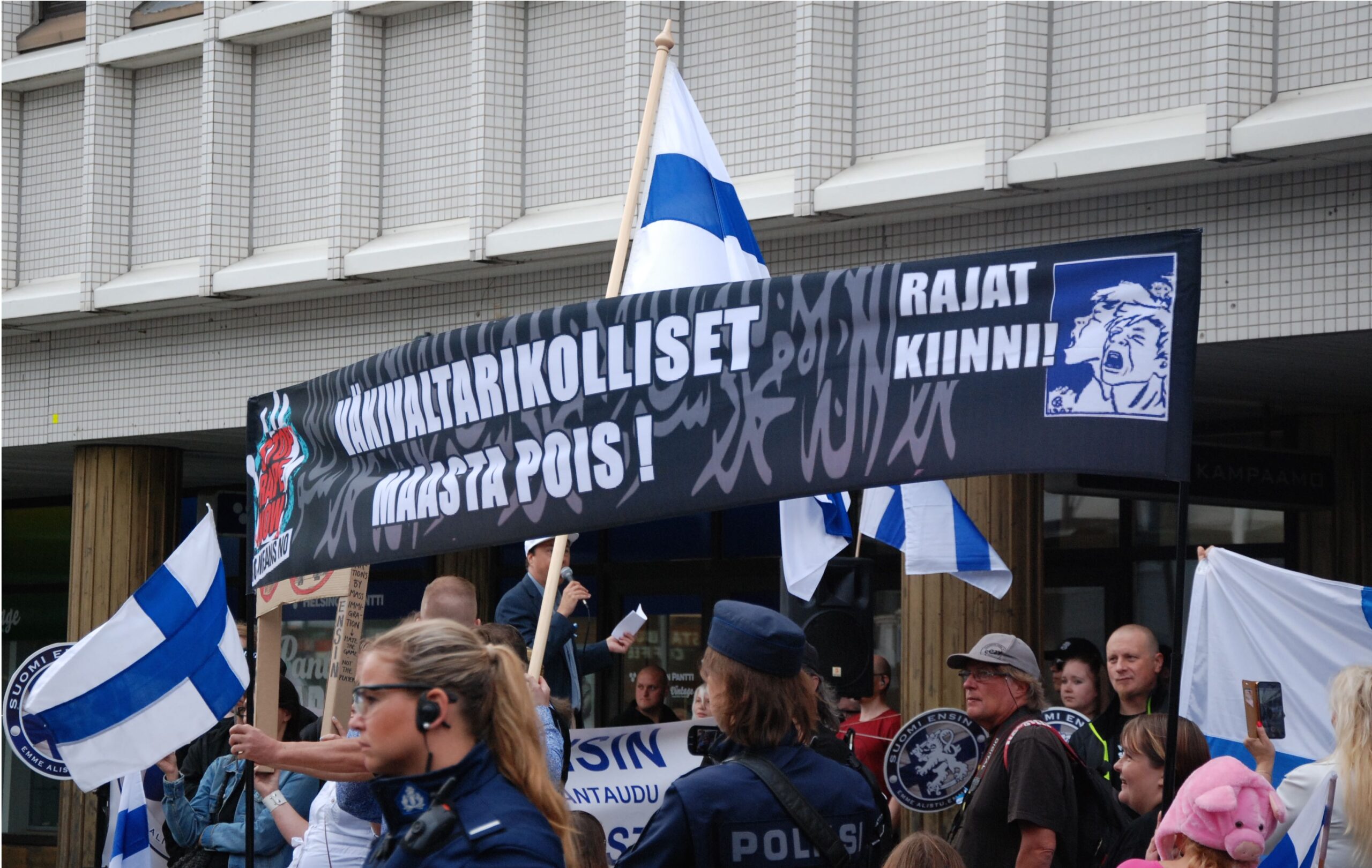 Mikäli puoluerekisteriin pyrkivä Rajat Kiinni! -ryhmä saa jytkyn ja pääsee valtaa, niin saamme jännittää mihin he lähettävät verrattoman monista väkivaltarikoksista tuomitut Soldiers of Odin -soturit.