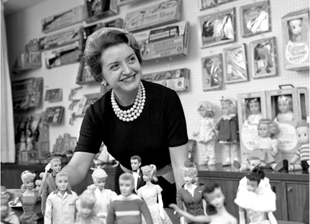 Ruth Handler (1916-2002) esittelemässä Barbie-nukkeja.