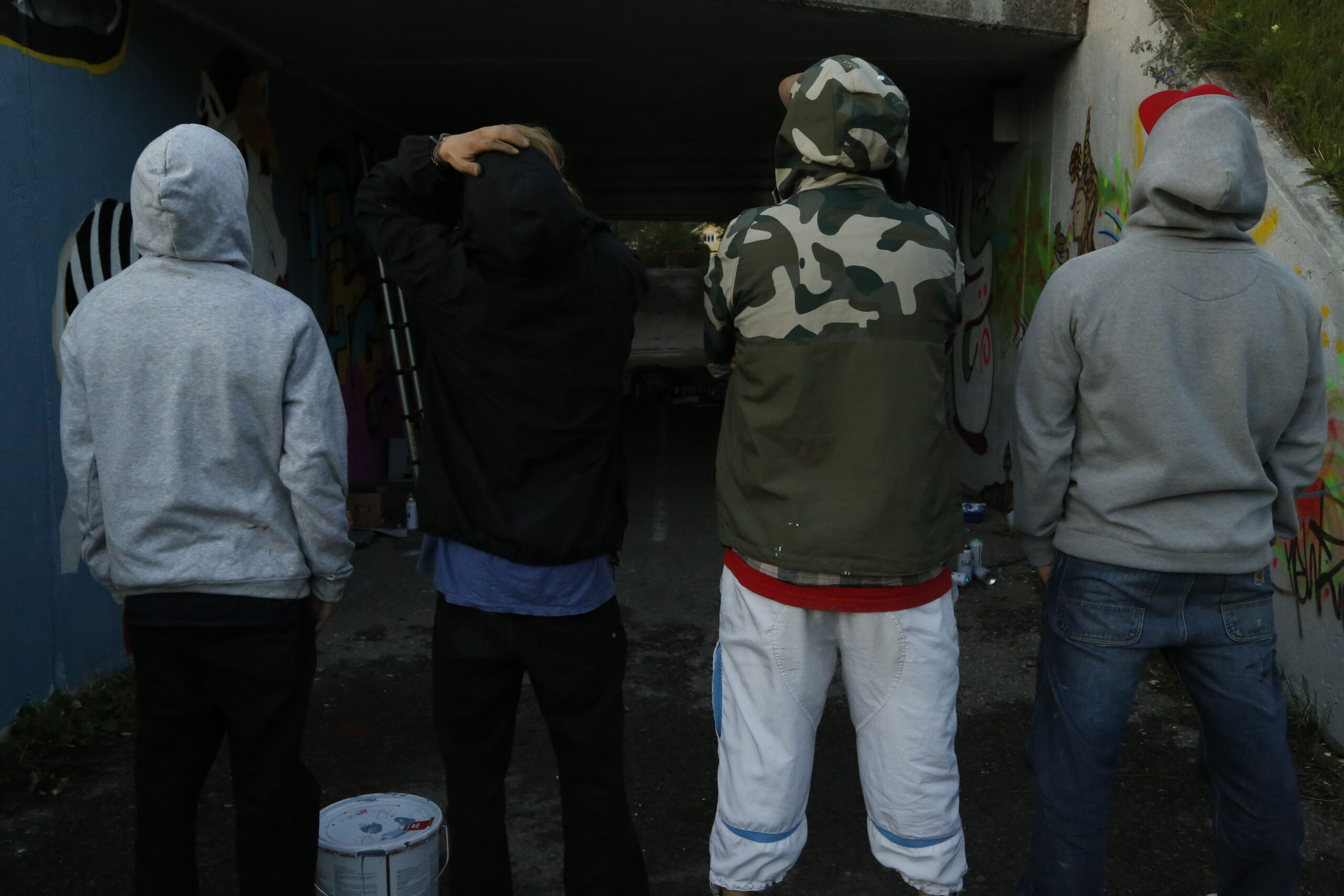 Soldiers of Graffiti? Poseeraus on tuttu ja tällä kertaa on tutut tyypitkin. Nämä taiteilijat eivät peitä kasvojaan kameroiden läheisyydessä.