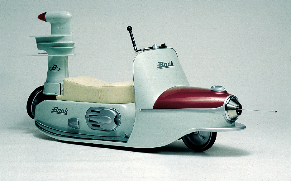 Tuskin mikään näyttää enemmän surffaukselta ja skootterilta kuin Bonkin Surf Scooter 1957. Tämän saattaisi jopa nostaa edustamansa aikakauden ikonisimman teollisen muotoilun kaanoniin. Skootterin perä on rakennettu ylösalaisin käännetystä vanhan Mercury-perämoottorin osasta. 