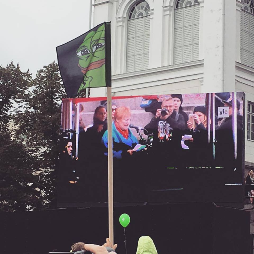 Tarja Halonen puhui Senaatintorilla parillekymmenelletuhannelle kuulijalle. Olin kuvaamassa ja jouduin itse vahingossa kuviin. Kuva Henri Salonen.