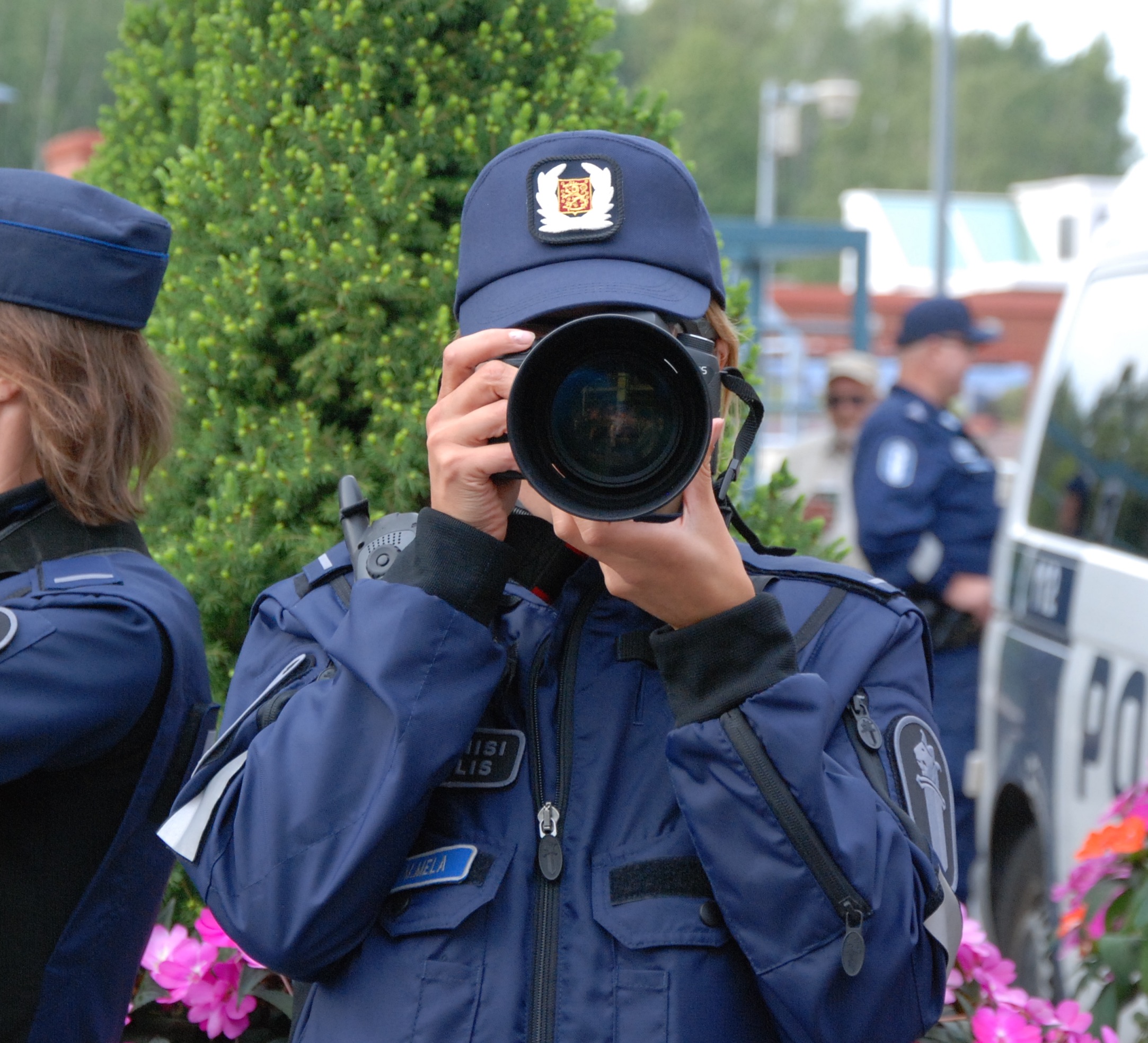 Tasapeli. Poliisi kuvasi minut (ja kaikki muut paikalla olleet) ja minä kuvasin poliisin. Maapallo jatkoi radallaan eikä universumia kiinnostanut.