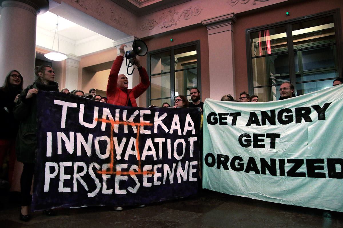 Ensimmäinen Tunkekaa innovaatiot perseeseenne -lakana katosi mystillisissä olosuhteissa. Tässä versio numero kaksi. Osa yleisöstä ja toimittajistakin erehtyivät tulkitsemaan tämän lakanan viestin väärin ja olettivat kyseessä olleen ilmoitus innovaatioiden lähtökohtaisesta vastustamisesta – ludiittien aatteen jatkamisesta. Tosiasiassahan kyse oli päinvastaisesta tilanteesta,  ”innovaatioilla” myydyn leikkauspolitiikan vastustamisesta. Ilman vapautta ja näennäistä tehottomuuttakin monet innovaatiot jäävät syntymättä. KUVA: Tony Öhberg.