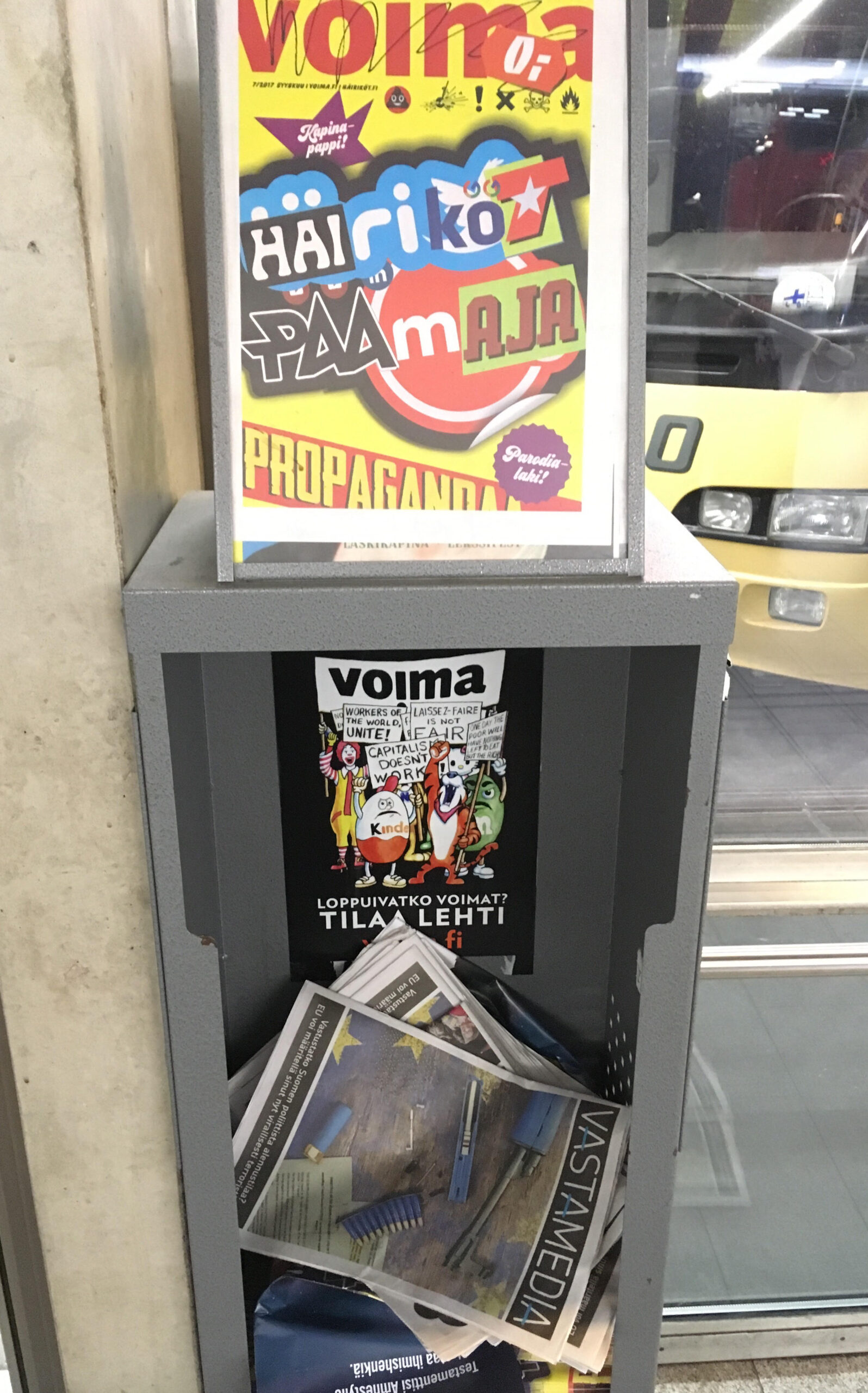 Tavarateloketju Kärkkäisen Magneettimedia-lehdessä julkaistiin vuosien ajan antisemististisiä tekstejä ja salaliittoteorioita. Tavaratalon toimitusjohtaja sai julkaisutoiminnasta tuomionkin. Paineen kasvettua, Kärkkäinen siirsi Magneettimedian kansallissosialistisen Suomen Vastarintaliikkeen kontoille. Vastarintaliike on julkaissut myös kuvassa näkyvää Vastamedia-lehteä. Ilmeisesti myös uusnatsin luottavat Voima-lehden ja Häiriköt-päämajan kykyyn tavoittaa yleisö ja siksipä liikkeen pikkunasset ovat kiikuttaneet lehtiään Voiman telineeseen luvatta. Jotenkin epäilen, että toimitusjohtaja Juha Kärkkäinen ei kanna vastuuta tästäkään möröstä, jota hän on ollut ruokkimassa.