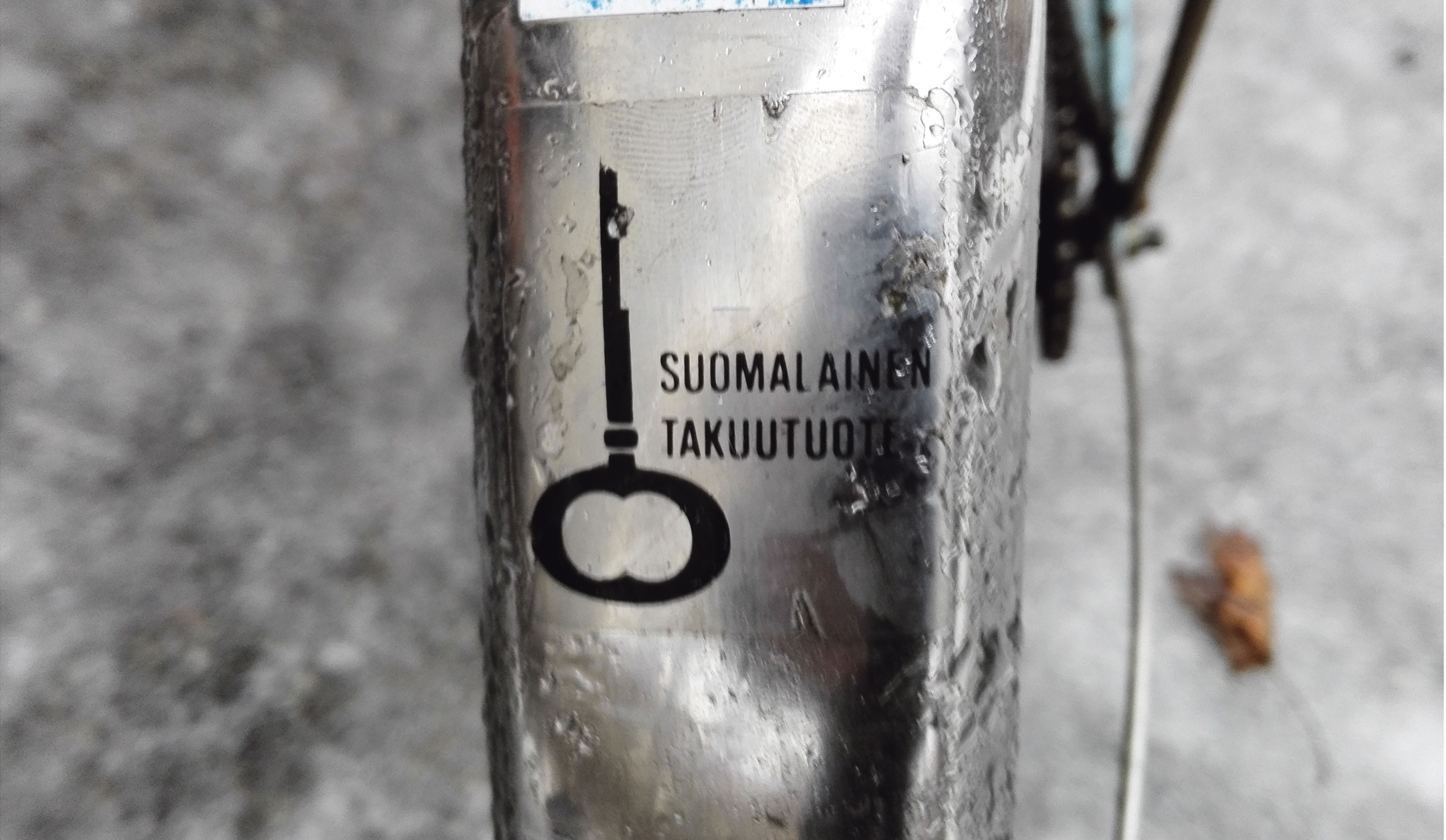 Ville Vuorenmaan Tehty jossakin -teos herättää pohtimaan, että missä ja mistä on Suomi rakennettu.