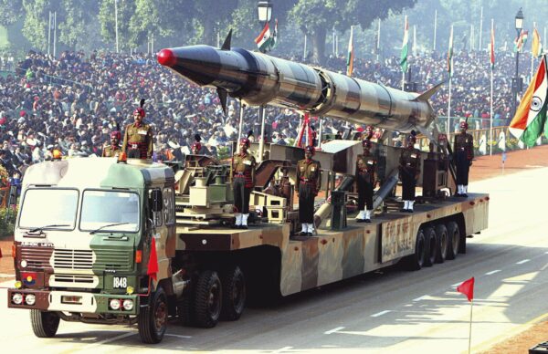 Voima 20 vuotta: Intiassa vain älymystö pelkäsi ydinpommia agni-ii-missile-republic-day-parade-2004