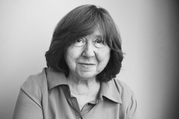 Valko-Venäjältä paennut Nobel-kirjailija Svetlana Aleksijevitš halveksii valehtelijoita, kaunistelijoita ja lapsensa myyviä venäläisiä aleksijevits-netti1