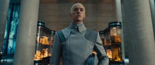 Nälkäpeli: Balladi laululinnuista ja käärmeistä kertoo diktaattori Snow’n nuoruudesta ja kietoo yhteen Nälkäpelien tuttua ja tuntematonta maailmaa boss-trailer-3-grab-21-hd-r-tom-blyth-as-coriolanus-snow