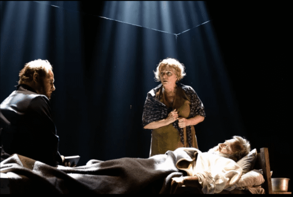Viron venäläisen teatterin Brecht-sovitus siirtää natsitotalitarismin Venäjälle brecht