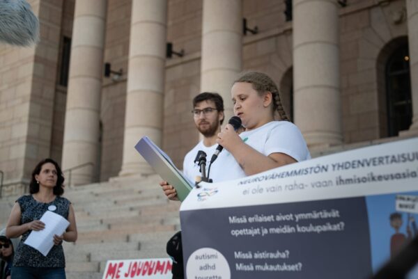 Aida puhuu eduskuntatalon portailla