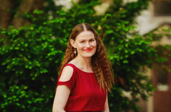 Helga Westin esseekokoelma käsittelee kolonialismin luomia ylisukupolvisia traumoja ja niiden vastavoimia final-20240611-otava-helga-west-5-rajatumpi