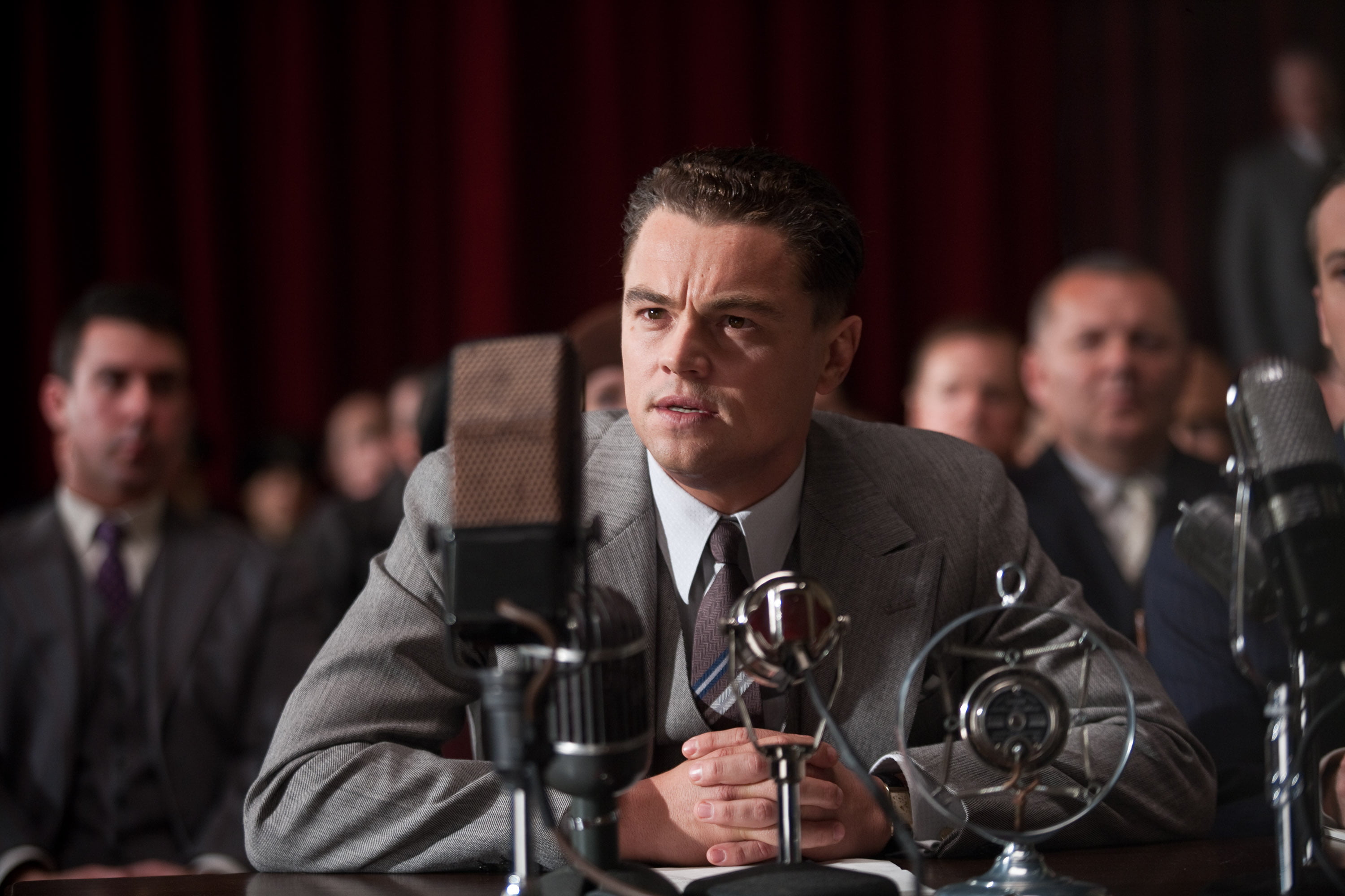 Leonardo DiCaprio puhuu mikrofoneihin.