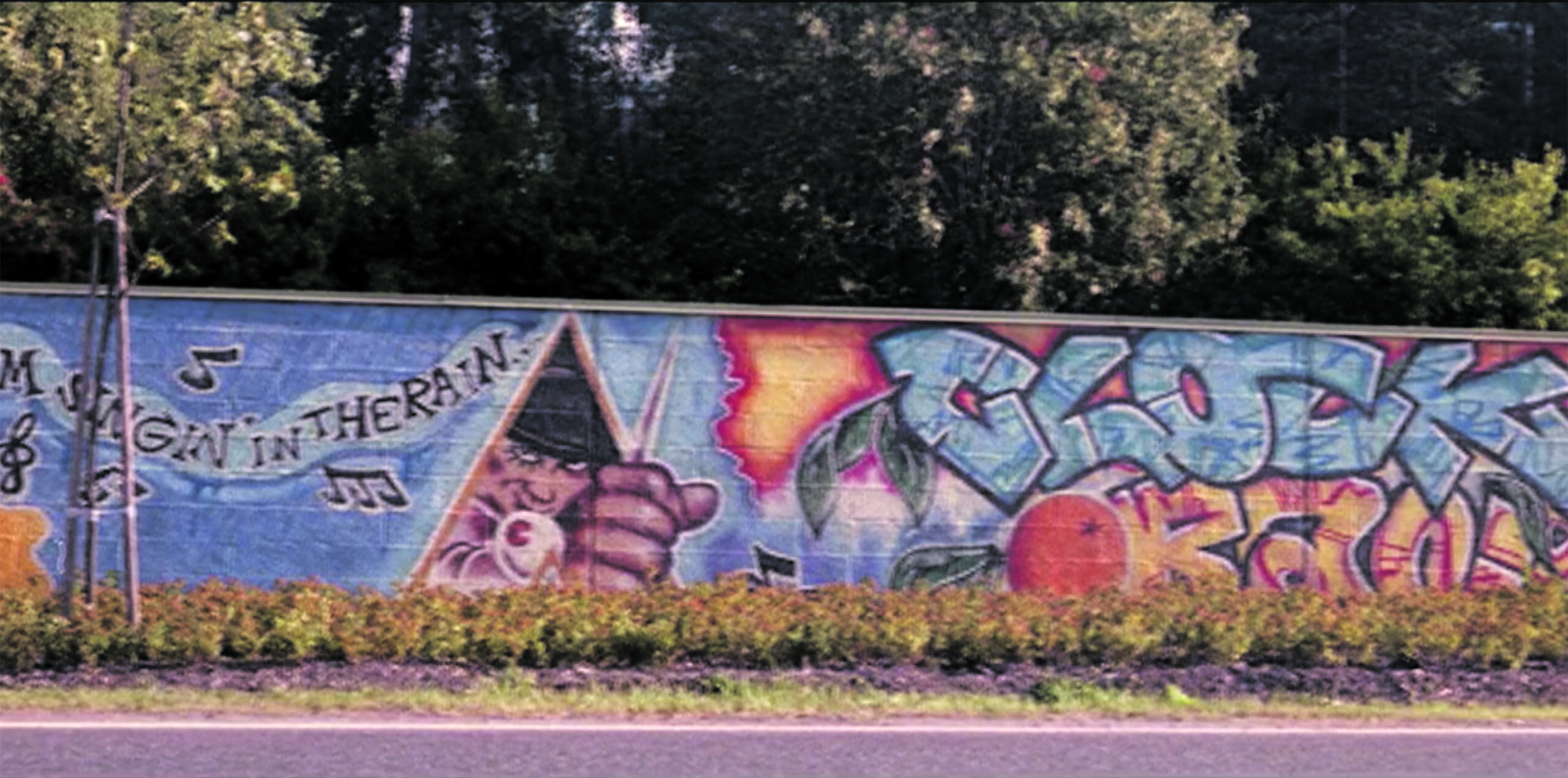 Pala historiaa. Itäväylän melumuuriin Kulosaaren kohdalle vuonna 1991 maalatut luvalliset graffitit olivat ensimmäisen graffitibuumin merkittävin symboli. Helsingin kaupungin valittua nollatoleranssilinjan ja käynnistettyä Stop töhryille -hankkeen vuonna 1998, kaupungin virkamiehet määräsivät muurin maalattavaksi valkoiseksi. Likaisen harmaa muuri on Stop töhryille -hankkeen monumentti, jossa näkyy edelleen vanhojen teosten ääriviivoja. Se on elävä muistomerkki politiikasta, jonka ei toivota palaavan.